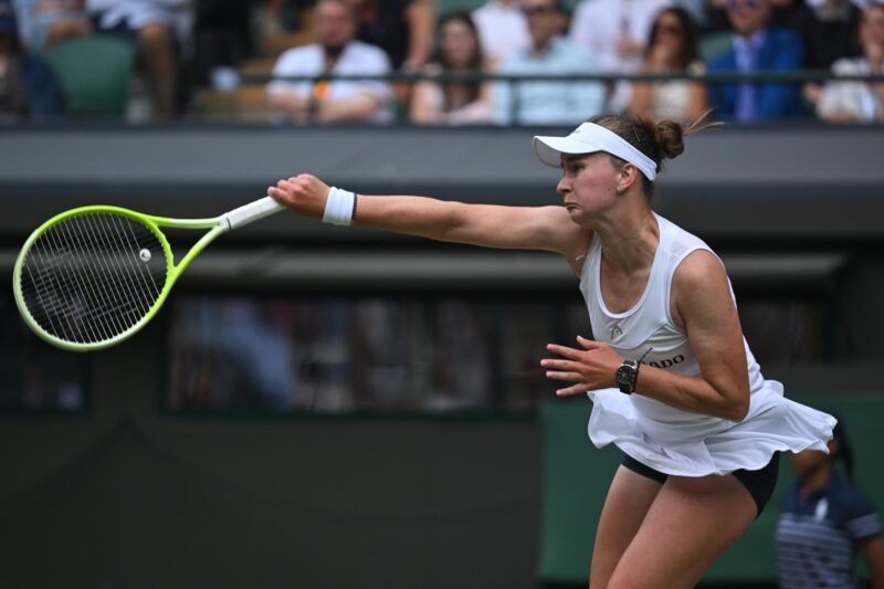 Barbora Krejcikova de Chequia en acción durante el partido de la 3ª ronda femenina contra Emma Navarro de los EE.UU. en el Campeonato de Wimbledon, Wimbledon, Gran Bretaña, 05 de julio 2025. EFE/EPA/DANIEL HAMBURY EDITORIAL USE ONLY