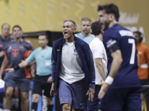 El entrenador del Paris Saint Germain, Luis Enrique, conduce a su equipo ante Bayern Múnich en el Mundial de Clubes. EFE/ERIK S. LESSER