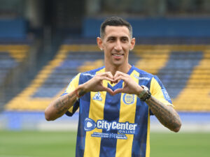 El delantero argentino Ángel Di María reacciona durante su presentación como nuevo jugador del Rosario Central en el Estadio Gigante de Arroyito en Rosario (Argentina). EFE/Sebastián Granata