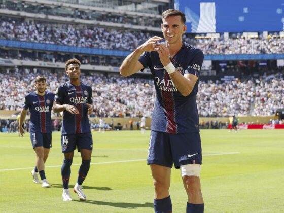 Fabian Ruiz (d), del PSG celebra su segundo gol ante el Real Madrid, el tercero de su equipo en la semifinal del Mundial de Clubes. EFE/EPA/CJ GUNTHER