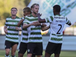Elñ jugador del Sporting Morten Hjulmand (C) celebra el 1-0 ante el Villarreal. EFE/EPA/ANTONIO COTRIM