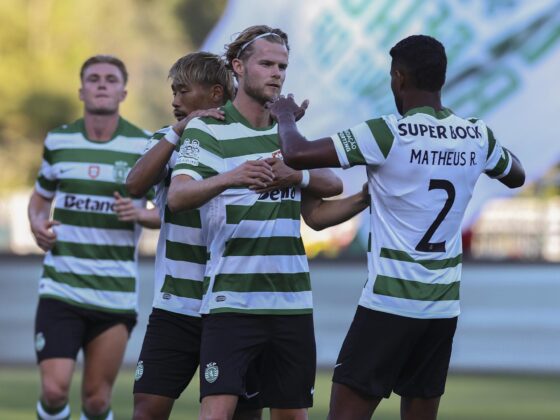 Elñ jugador del Sporting Morten Hjulmand (C) celebra el 1-0 ante el Villarreal. EFE/EPA/ANTONIO COTRIM