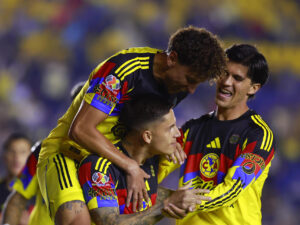 Igor Lichnovsky (i) y Paul Rodríguez (c) y Ralph Orquín (d) del América celebran un gol anotado al Tijuana este miércoles, durante un juego por la jornada 2 del torneo Apertura 2025 de la Liga MX, en el estadio Ciudad de los Deportes en Ciudad de México (México). EFE/Sáshenka Gutiérrez