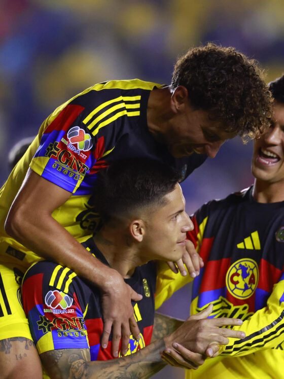 Igor Lichnovsky (i) y Paul Rodríguez (c) y Ralph Orquín (d) del América celebran un gol anotado al Tijuana este miércoles, durante un juego por la jornada 2 del torneo Apertura 2025 de la Liga MX, en el estadio Ciudad de los Deportes en Ciudad de México (México). EFE/Sáshenka Gutiérrez