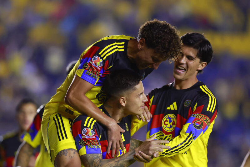 Igor Lichnovsky (i) y Paul Rodríguez (c) y Ralph Orquín (d) del América celebran un gol anotado al Tijuana este miércoles, durante un juego por la jornada 2 del torneo Apertura 2025 de la Liga MX, en el estadio Ciudad de los Deportes en Ciudad de México (México). EFE/Sáshenka Gutiérrez