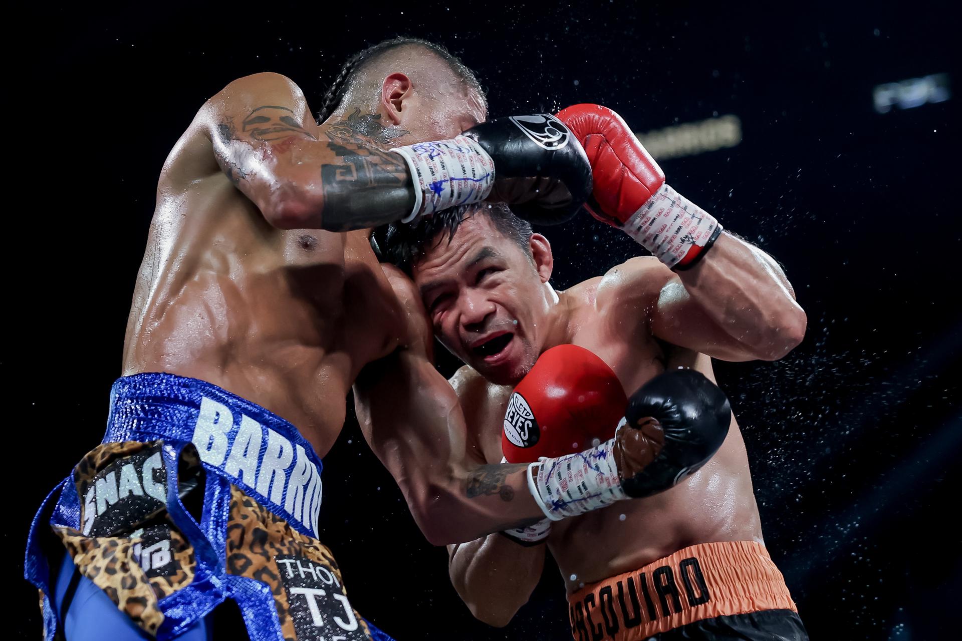 Pacquiao brilla a los 46 años, dos jueces le dan empate vs Barrios El filipino Manny Pacquiao (d) intercambia golpes con el estadounidense Mario Barrios (d), quien retuvo este sábado su título welter del Consejo Mundial de Boxeo (CMB) en Las Vegas (Nevada). EFE/EPA/ALLISON DINNER