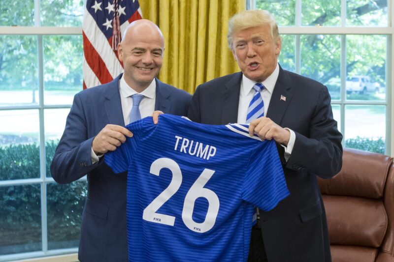 Trump quiere cambiar el nombre de "soccer" a "football" Fotografía de archivo del presidente de EE.UU., Donald J. Trump (d), junto al presidente de la FIFA, Gianni Infantino (i). EFE/MICHAEL REYNOLDS