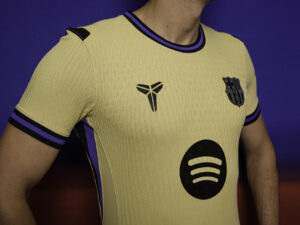 El Barcelona ha presentado este martes su segunda equipación para la temporada 2025-26, que será de color dorado claro y que sustituirá el logotipo de Nike para incorporar la vaina de espada que identifica la marca de Kobe Bryant. EFE/FC Barcelona