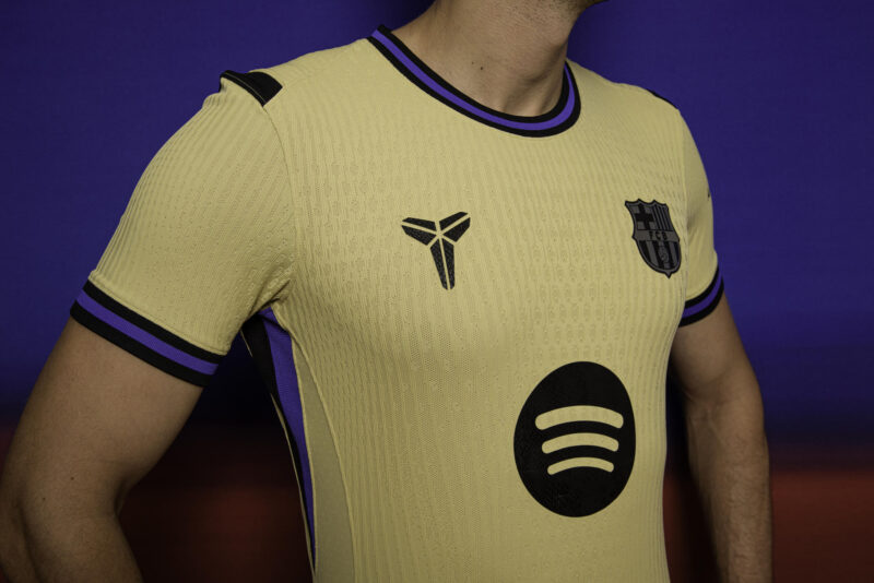 El Barcelona ha presentado este martes su segunda equipación para la temporada 2025-26, que será de color dorado claro y que sustituirá el logotipo de Nike para incorporar la vaina de espada que identifica la marca de Kobe Bryant. EFE/FC Barcelona