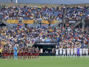 Jugadores de Flumienense (i) y Al Hilal (d) cumplieron este viernes en Orlando (Florida) un minuto de silencio en memoria del futbolista portugués Diogo Jota antes de su partido por un cupo en las semifinales del Mundial de Clubes. EFE/EPA/CRISTOBAL HERRERA-ULASHKEVICH
