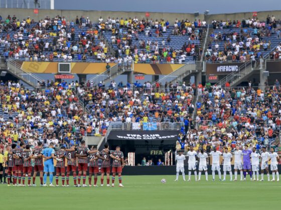 Jugadores de Flumienense (i) y Al Hilal (d) cumplieron este viernes en Orlando (Florida) un minuto de silencio en memoria del futbolista portugués Diogo Jota antes de su partido por un cupo en las semifinales del Mundial de Clubes. EFE/EPA/CRISTOBAL HERRERA-ULASHKEVICH