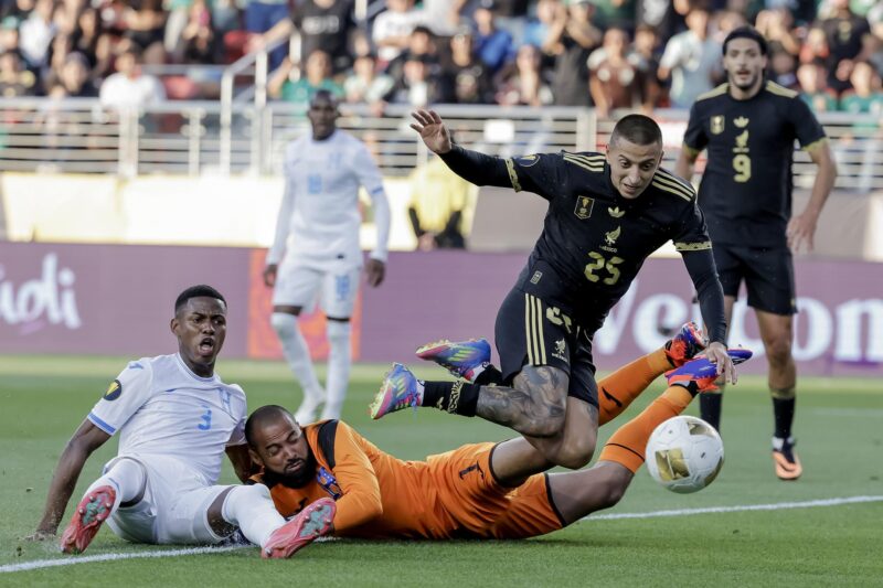 El mexicano Roberto Alvarado (d) avanza sobre el portero de Honduras Edrick Eduardo (c) y el central José Martínez (i) esta martes, durante el partido que clasificó al Tri a la final de la Copa Oro. EFE/EPA/JOHN G. MABANGLO