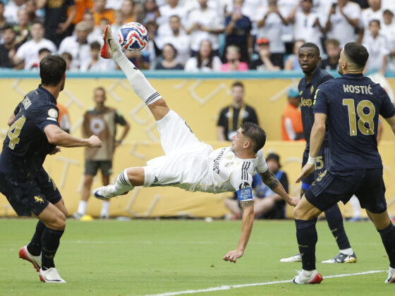 El uruguayo Federico Valverde (c) estuvo a punto de anotar de chilena el segundo gol de Real Madrid en el partido que este martes selló su clasificación a los cuartos de final del Mundial de Clubes a expensas de Juventus en el Hard Rock Stadium de Miami. EFE/ Juan Ignacio Roncoroni
