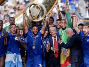 El Chelsea FC levanta la copa con el presidente de EE.UU., Donald Trump (4d), y el presidente de la FIFA, Gianni Infantino (2d), tras ganar la final del Mundial de Clubes de la FIFA 2025 entre el Chelsea FC y el Paris Saint-Germain, en East Rutherford, Nueva Jersey (EE.UU.). EFE/JUSTIN LANE