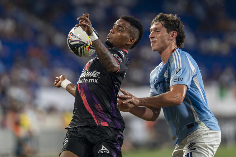 Puebla debuta con goleada en la Leagues Cup y silencia a New York FC Nicolas Cavallo (d), del New York, marca a Édgar Guerra, del Puebla, en partido de la Leagues Cup en el estadio Red Bull Arena, en New Jersey (Estados Unidos). EFE/Ángel Colmenares