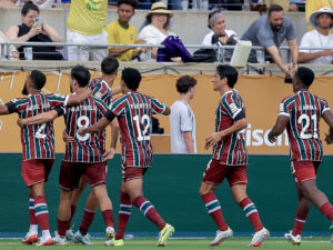 Jugadores de Fluminense celebran este viernes el gol del centrocampista Martinelli (8) que tiene ganando al club brasileño por 1-0 al término del primer tiempo del partido de cuartos de final del Mundial de Clubes en Orlando (Florida). EFE/EPA/CRISTOBAL HERRERA-ULASHKEVICH