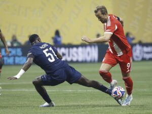 Harry Kane del Bayern Múnich (R) disputa un balón con Willian Pacho del PSG (i) en los cuartos de final del Mundial de Clubes. EFE/ERIK S. LESSER