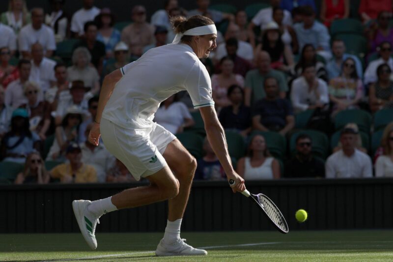 Wimbledon 2025: grandes sorpresas y desplomes estrepitosos El alemán Alexander Zverev en acción durante el el partido de primera ronda quje ha jugado contra el francés Arthur Rinderknech en Wimbledon. EFE/EPA/NEIL HALL