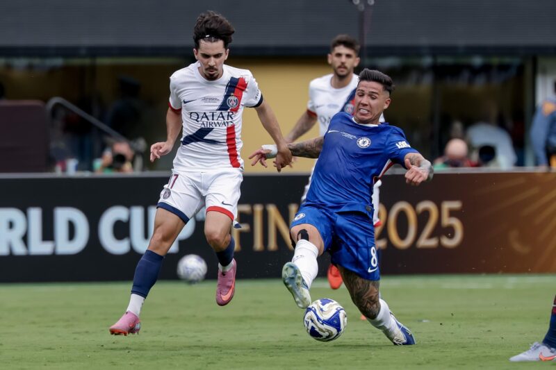 El Chelsea aplasta al PSG y conquista el Mundial de Clubes Enzo Fernandez del Chelsea (d) disputa un balón con Vitinha (i) del PSG en la final del Mundial de Clubes. EFE/JUSTIN LANE