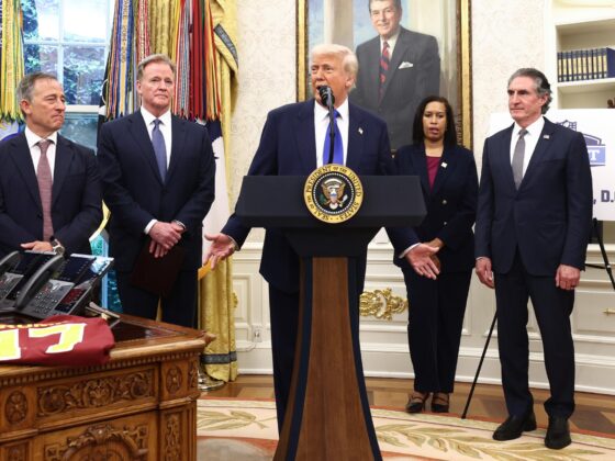 Fotografía de archivo del presidente de EE.UU. Donald Trump, junto con el propietario de los Washington Commanders Josh Harris (i), el comisionado de la National Football League (NFL) Roger Goodell (ci), en Washington, DC, EE.UU. EFE/JIM LO SCALZO / POOL
 
////////// US President Donald Trump, alongside Washington Commanders owner Josh Harris (L), National Football League (NFL) Commissioner Roger Goodell (C-L), Washington, DC, USA, 05 May 2025. EFE/JIM LO SCALZO / POOL