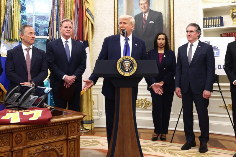 Fotografía de archivo del presidente de EE.UU. Donald Trump, junto con el propietario de los Washington Commanders Josh Harris (i), el comisionado de la National Football League (NFL) Roger Goodell (ci), en Washington, DC, EE.UU. EFE/JIM LO SCALZO / POOL
 
////////// US President Donald Trump, alongside Washington Commanders owner Josh Harris (L), National Football League (NFL) Commissioner Roger Goodell (C-L), Washington, DC, USA, 05 May 2025. EFE/JIM LO SCALZO / POOL