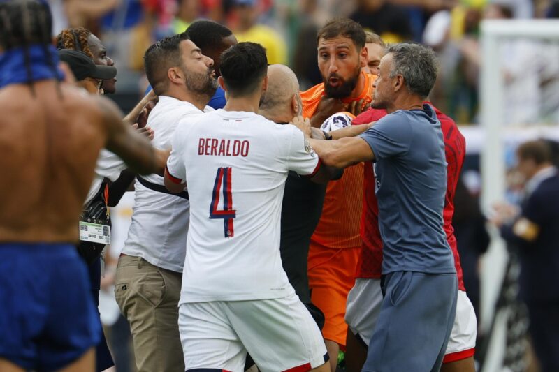 ¡Luis Enrique golpea a Joao Pedro y podría ser sancionado! El entrenador del PSG, el español Luis Enrique Martínez, protagonizó este domingo un incidente tras el partido de la final del Mundial de Clubes, que ganó el Chelsea por 3-0 en East Rutherford (New Jersey). EFE/EPA/CJ GUNTHER