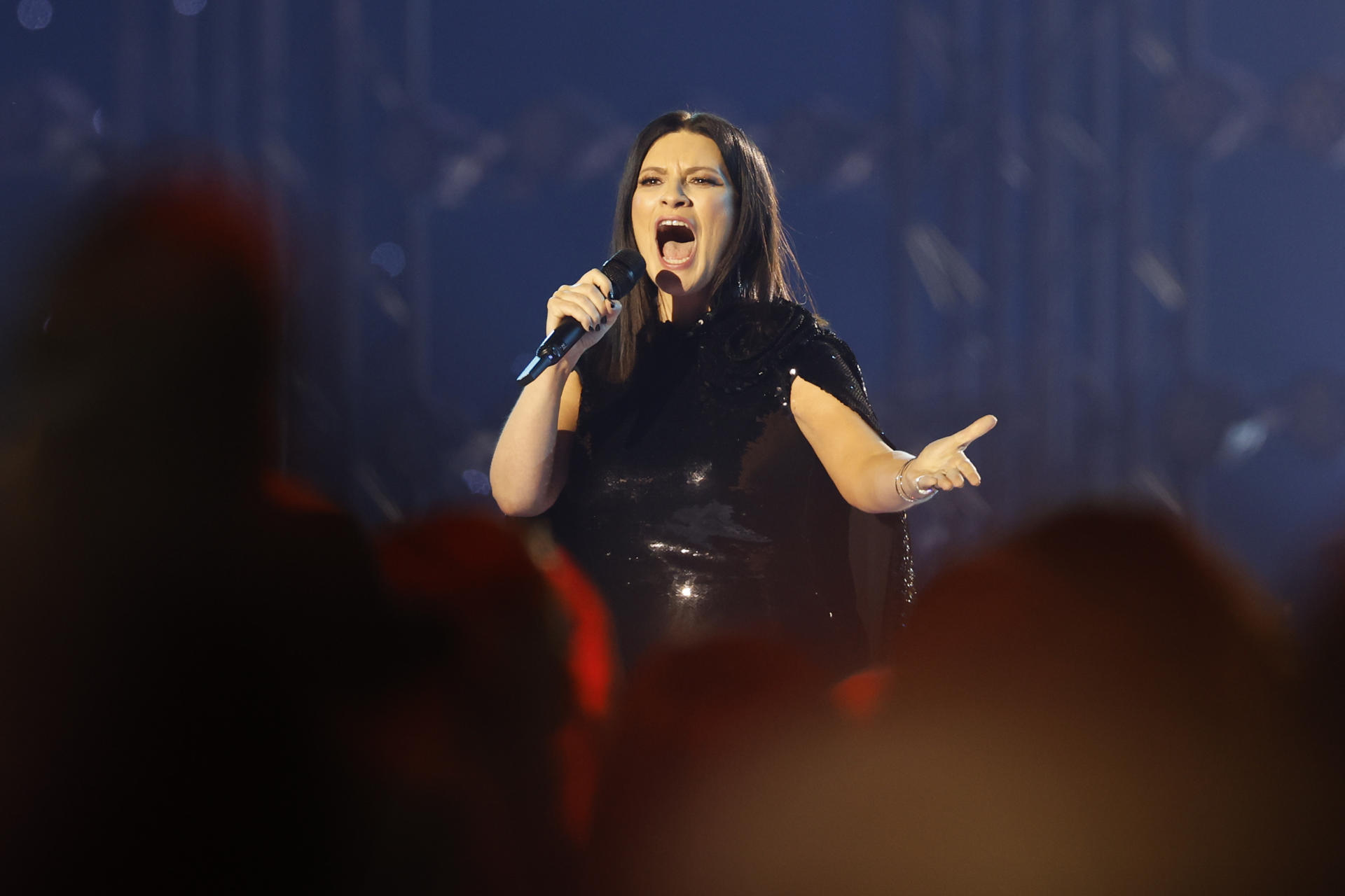 Robbie Williams y Pausini actuarán en la final del Mundial de Clubes Laura Pausini, cantante italiana. EFE/Julio Muñoz