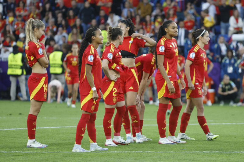 as jugadoras de la selección española tras caer en la tanda de penaltis en la final de la Eurocopa Femenina 2025 que han disputado este domingo España e Inglaterra en el St. Jakob Park de Basilea (Suiza). EFE/ Ana Escobar.
