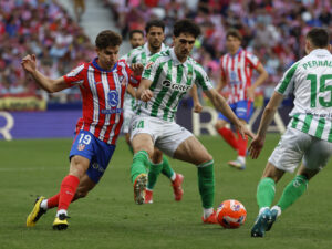 El centrocampista estadounidense Johnny Cardoso (c) disputa la posesión del balón con el delantero argentino del Atlético de Madrid Julián Álvarez (i) durante el partido de la jornada 37 de LaLiga Betis- Atlético de Madrid. EFE/ (Archivo 18/05/2025)/ Mariscal