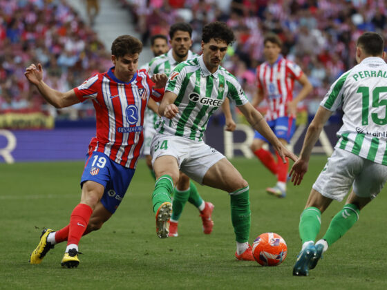 El centrocampista estadounidense Johnny Cardoso (c) disputa la posesión del balón con el delantero argentino del Atlético de Madrid Julián Álvarez (i) durante el partido de la jornada 37 de LaLiga Betis- Atlético de Madrid. EFE/ (Archivo 18/05/2025)/ Mariscal