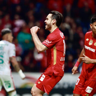 Jesús Angulo (c) de Toluca celebra un gol durante un partido de la Liga MX entre Toluca y Necaxa en el estadio Nemesio Diez en Toluca (México). EFE/Felipe Gutiérrez