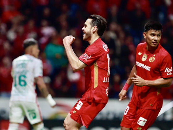 Jesús Angulo (c) de Toluca celebra un gol durante un partido de la Liga MX entre Toluca y Necaxa en el estadio Nemesio Diez en Toluca (México). EFE/Felipe Gutiérrez
