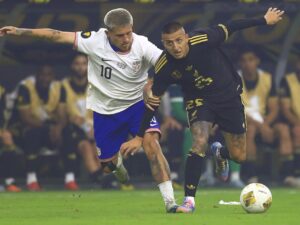 Roberto Alvarado (d), de México, en acción contra Diego Luna (i), de Estados Unidos, durante la final de la Copa Oro de la Concacaf entre EE.UU. y México en Houston, Texas (EE.UU.). EFE/CARLOS RAMIREZ