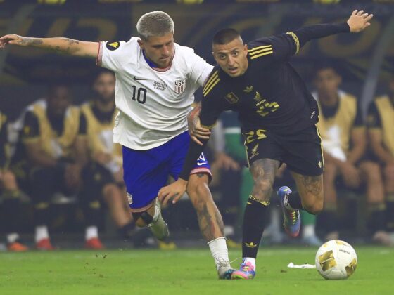 Roberto Alvarado (d), de México, en acción contra Diego Luna (i), de Estados Unidos, durante la final de la Copa Oro de la Concacaf entre EE.UU. y México en Houston, Texas (EE.UU.). EFE/CARLOS RAMIREZ