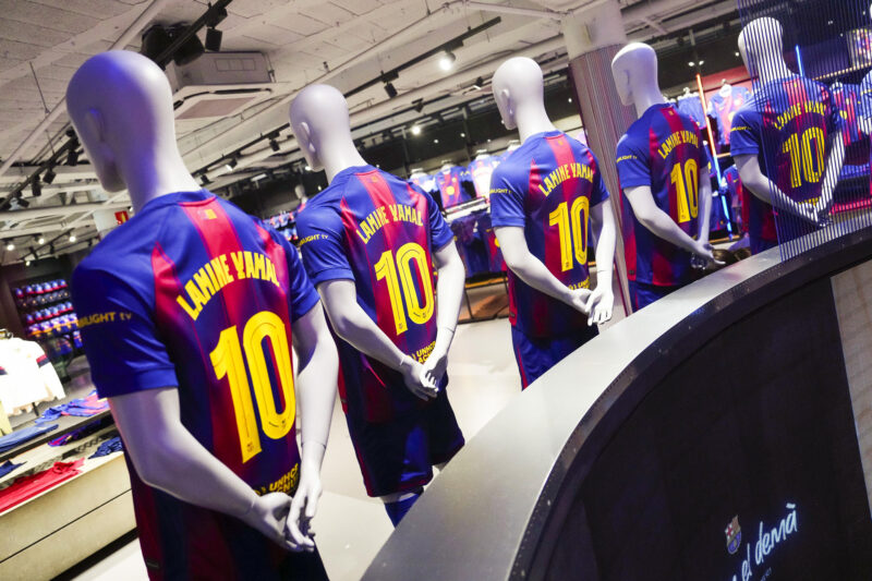 Lamine Yamal: “Messi hizo su camino con el 10 y yo haré el mío” El Barcelona ha anunciado este miércoles que el delantero Lamine Yamal, que el 13 de julio cumplió 18 años y en mayo renovó hasta 2031, lucirá el dorsal '10' a partir del próximo curso, un movimiento que ratifica al joven talento catalán como la estrella del equipo y lo incluye en una selecta lista de la que forman parte otros ídolos como Leo Messi, Romario o Ronaldinho. EFE/Enric Fontcuberta