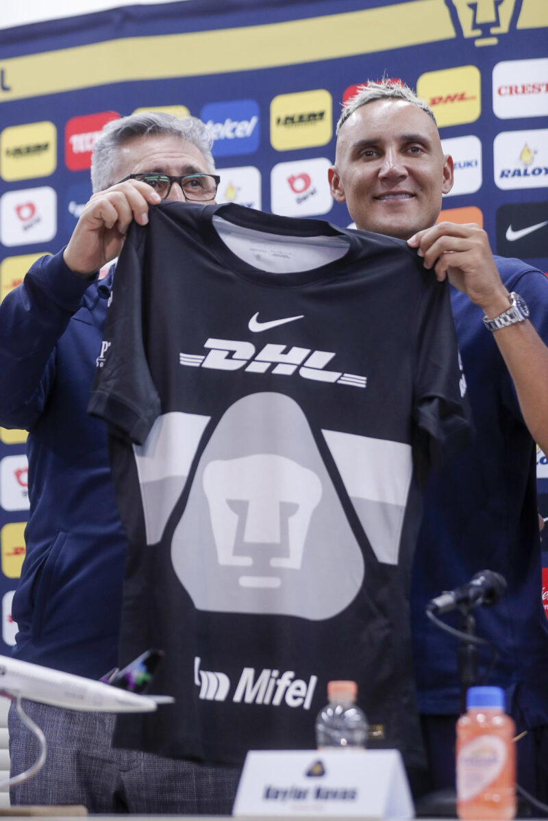 Keylor Navas agradece a Miguel Herrera por aconsejar fichar con Pumas El futbolista costarricense Keylor Navas (d) y el presidente del Club Universidad Nacional, Luis Raúl González Pérez posan durante la rueda de prensa de presentación de Navas como refuerzo de los Pumas este jueves, en Ciudad de México. EFE/ Isaac Esquivel
