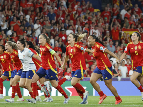 Las jugadoras de la selección española celebran su victoria tras el partido de cuartos de final de la Eurocopa 2025 entre Suiza y España en el estadio de Wankdorf, en Berna (Suiza). EFE/Ana Escobar