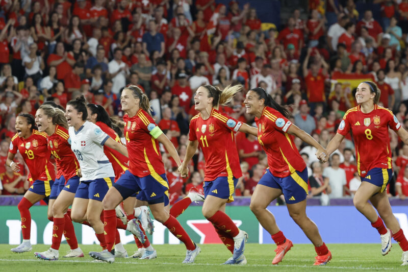Las jugadoras de la selección española celebran su victoria tras el partido de cuartos de final de la Eurocopa 2025 entre Suiza y España en el estadio de Wankdorf, en Berna (Suiza). EFE/Ana Escobar