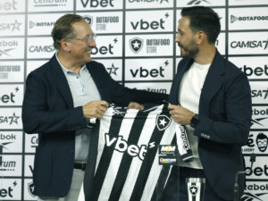 El entrenador Davide Ancelotti (d), posa junto al presidente de Botafogo, John Textor, durante su presentación como nuevo técnico. EFE/ Antonio Lacerda