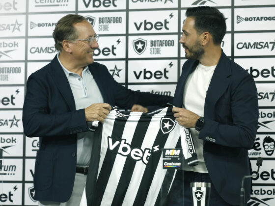 El entrenador Davide Ancelotti (d), posa junto al presidente de Botafogo, John Textor, durante su presentación como nuevo técnico. EFE/ Antonio Lacerda