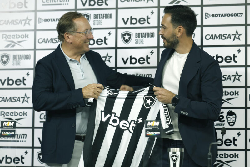 El entrenador Davide Ancelotti (d), posa junto al presidente de Botafogo, John Textor, durante su presentación como nuevo técnico. EFE/ Antonio Lacerda