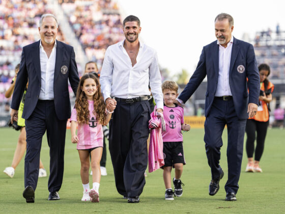 Fotografía cedida por el Inter Miami CF del futbolista argentino Rodrigo de Paul caminando junto a sus hijos durante su presentación como nuevo jugador del club este sábado, en el estadio Chase, en Fort Lauderdale (EE.UU.). EFE/ Carlos Goldman/ Inter Miami CF /SOLO USO EDITORIAL/NO VENTAS/ SOLO DISPONIBLE PARA ILUSTRAR LA NOTICIA QUE ACOMPAÑA (CRÉDITO OBLIGATORIO)