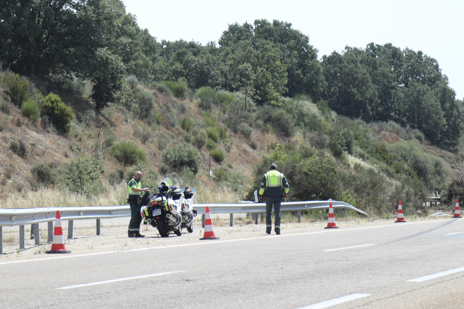 El coche de Diogo Jota quedó calcinado en la mediana tras el accidente Vista del lugar del accidente en el que el futbolista del Liverpool Diogo Jota, de 28 años, y su hermano André, de 26, han fallecido esta madrugada, después de que su vehículo saliera de la vía en la Autovía Rías Bajas (A-52) en Cernadilla (Zamora, España). EFE/Mariam A. Montesinos