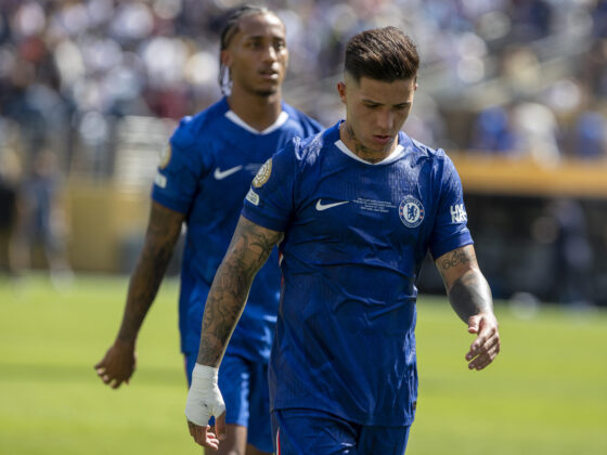 El centrocampista argentino del Chelsea, Enzo Fernández, abandonó este domingo por lesión el partido de la final del Mundial de Clubes que su equipo ganaba en el minuto 61, cuando se produjo el cambio, por 3-0 al PSG en el estadio MetLife en Nueva Jersey . EFE/ Ángel Colmenares