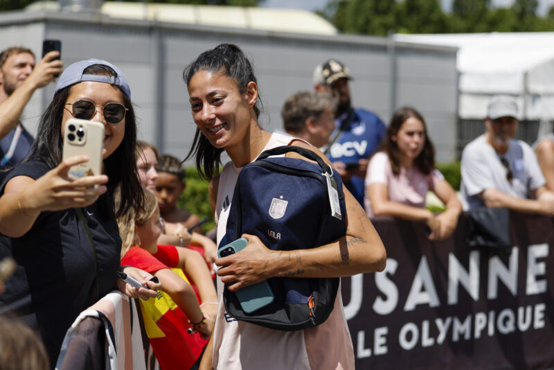 La jugadora de la selección española Leila Ouahabi se fotografía con los aficionados tras el entrenamiento celebrado en Lausana, en Suiza, previo al partido de semifinales de la Eurocopa de fútbol que disputarán ante Alemania. EFE/Ana Escobar