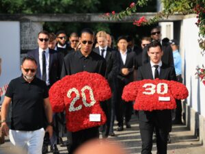Los jugadores del Liverpool Virgil van Dijk (c) y Andrew Robertson (d) llevan ofrendas florales en el funeral del jugador de fútbol portugués Diogo Jota y su hermano Andre Silva, en Gondomar, Portugal, este sábado. EFE/Estela Silva