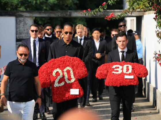 Los jugadores del Liverpool Virgil van Dijk (c) y Andrew Robertson (d) llevan ofrendas florales en el funeral del jugador de fútbol portugués Diogo Jota y su hermano Andre Silva, en Gondomar, Portugal, este sábado. EFE/Estela Silva