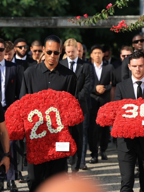 Los jugadores del Liverpool Virgil van Dijk (c) y Andrew Robertson (d) llevan ofrendas florales en el funeral del jugador de fútbol portugués Diogo Jota y su hermano Andre Silva, en Gondomar, Portugal, este sábado. EFE/Estela Silva