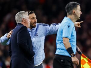 Fotografía tomada en abril de 2025 a Davide Ancelotti (c) en el rol de asesor de su padre, Carlo Ancelotti (i), y quien, según informa la prensa brasileña este domingo, asumirá en breve como entrendor del Botafogo brasileño. EFE/EPA/TOLGA AKMEN