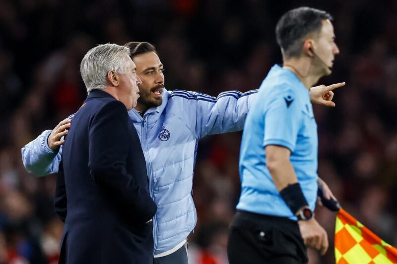 Fotografía tomada en abril de 2025 a Davide Ancelotti (c) en el rol de asesor de su padre, Carlo Ancelotti (i), y quien, según informa la prensa brasileña este domingo, asumirá en breve como entrendor del Botafogo brasileño. EFE/EPA/TOLGA AKMEN